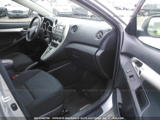 2T1KU4EE8AC375733 - 2010 TOYOTA COROLLA MATRIX  SILVER photo 5