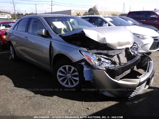 4T4BF1FK0FR496118 - 2015 TOYOTA CAMRY LE/XLE/SE/XSE BEIGE photo 1