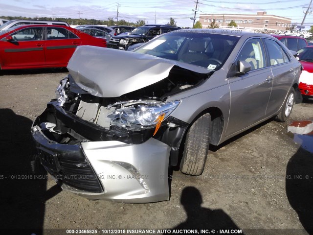 4T4BF1FK0FR496118 - 2015 TOYOTA CAMRY LE/XLE/SE/XSE BEIGE photo 2