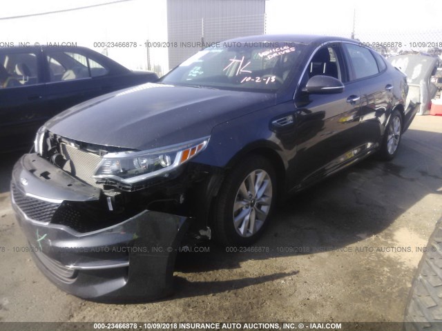 5XXGT4L31HG140006 - 2017 KIA OPTIMA LX ნაცრისფერი ფოტო 2