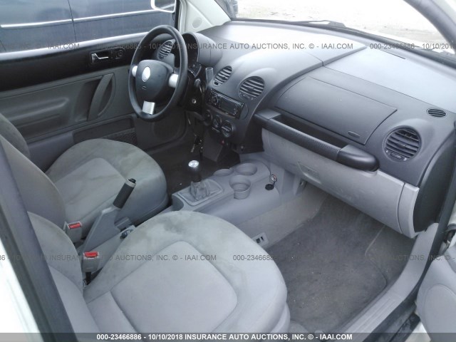 3VWBB61C3WM028229 - 1998 VOLKSWAGEN NEW BEETLE 白色 照片 5