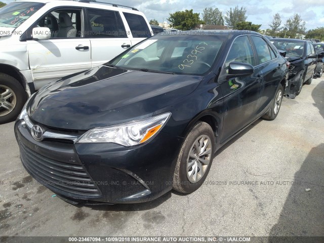 4T1BF1FK1FU933957 - 2015 TOYOTA CAMRY LE/XLE/SE/XSE Dark Blue photo 2