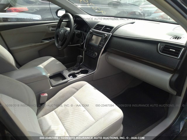 4T1BF1FK1FU933957 - 2015 TOYOTA CAMRY LE/XLE/SE/XSE Dark Blue photo 5