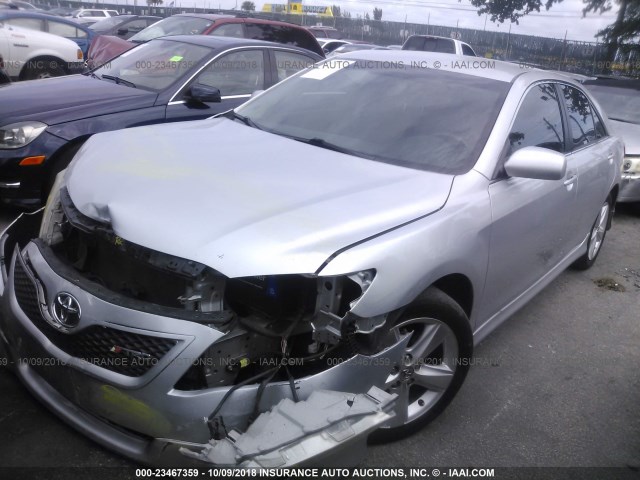 4T1BF3EK2BU163128 - 2011 TOYOTA CAMRY SE/LE/XLE 银色 照片 2