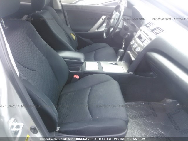 4T1BF3EK2BU163128 - 2011 TOYOTA CAMRY SE/LE/XLE 银色 照片 5