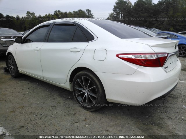 4T1BF1FK3FU055612 - 2015 TOYOTA CAMRY LE/XLE/SE/XSE WHITE photo 3