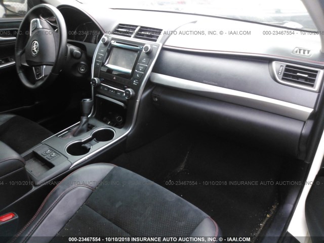 4T1BF1FK3FU055612 - 2015 TOYOTA CAMRY LE/XLE/SE/XSE 白色 照片 5