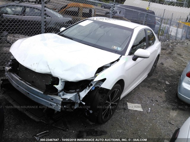 JTNB11HK6J3017706 - 2018 TOYOTA CAMRY L/LE/XLE/SE/XSE WHITE photo 2