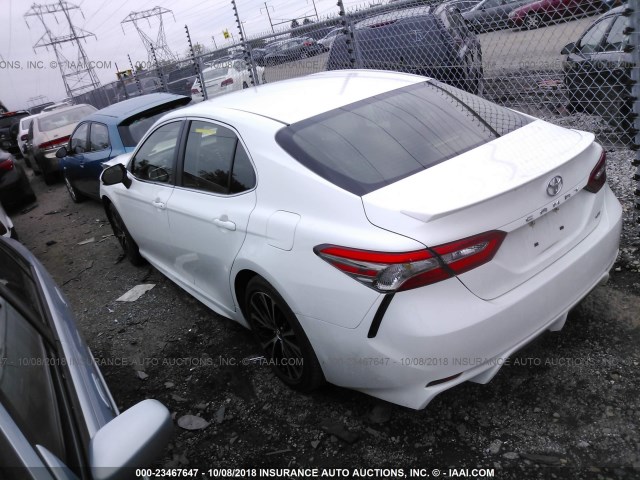 JTNB11HK6J3017706 - 2018 TOYOTA CAMRY L/LE/XLE/SE/XSE WHITE photo 3