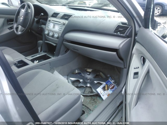 4T1BE46K99U305654 - 2009 TOYOTA CAMRY SE/LE/XLE SILVER photo 5