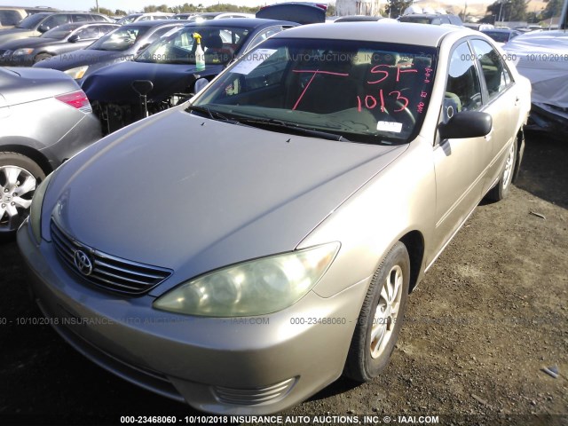 4T1BF30K85U083182 - 2005 TOYOTA CAMRY LE/XLE/SE GOLD photo 2