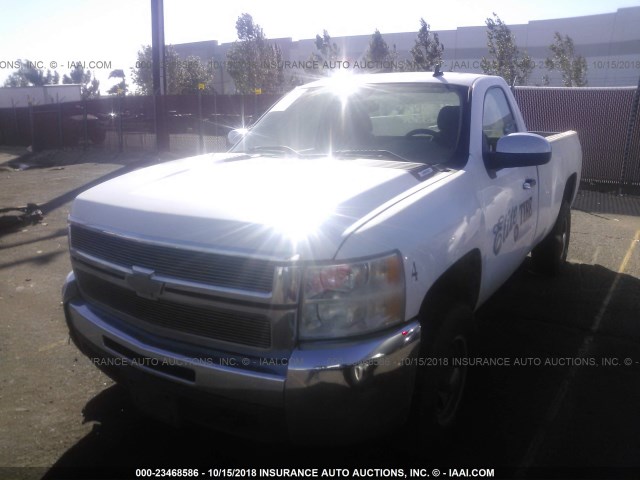 1GCHC24K48E103034 - 2008 CHEVROLET SILVERADO C2500 HEAVY DUTY WHITE photo 2