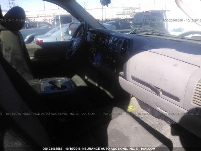 1GCHC24K48E103034 - 2008 CHEVROLET SILVERADO C2500 HEAVY DUTY WHITE photo 5