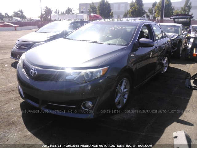 4T1BF1FK6CU169583 - 2012 TOYOTA CAMRY SE/LE/XLE ნაცრისფერი ფოტო 2