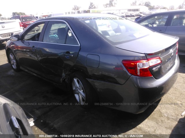 4T1BF1FK6CU169583 - 2012 TOYOTA CAMRY SE/LE/XLE ნაცრისფერი ფოტო 3