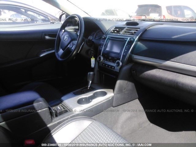 4T1BF1FK6CU169583 - 2012 TOYOTA CAMRY SE/LE/XLE ნაცრისფერი ფოტო 5