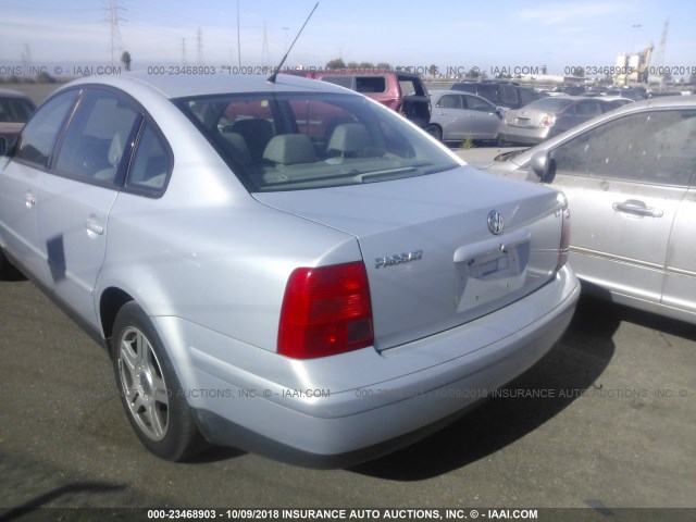 WVWPD23B6YP293997 - 2000 VOLKSWAGEN PASSAT GLX SILVER photo 3