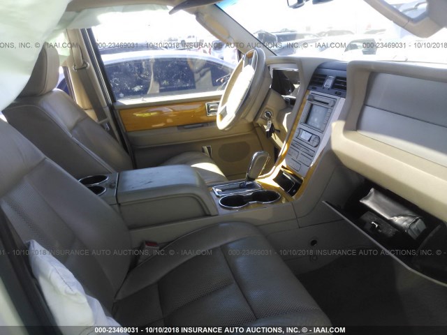 5LMFU28587LJ11990 - 2007 LINCOLN NAVIGATOR Biały zdjęcie 5