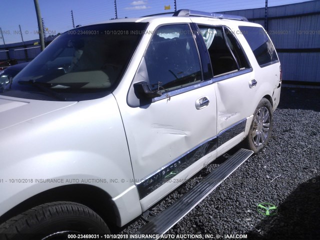 5LMFU28587LJ11990 - 2007 LINCOLN NAVIGATOR Biały zdjęcie 6