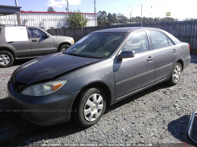 4T1BE32K02U593344 - 2002 TOYOTA CAMRY LE/XLE/SE GRAY photo 2