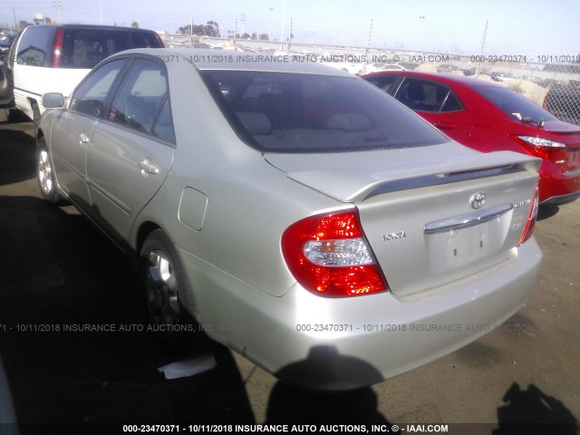JTDBE32K830181721 - 2003 TOYOTA CAMRY LE/XLE SILVER photo 3