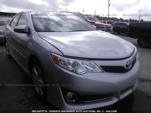 4T1BF1FK0EU433576 - 2014 TOYOTA CAMRY L/SE/LE/XLE ვერცხლისფერი ფოტო 1