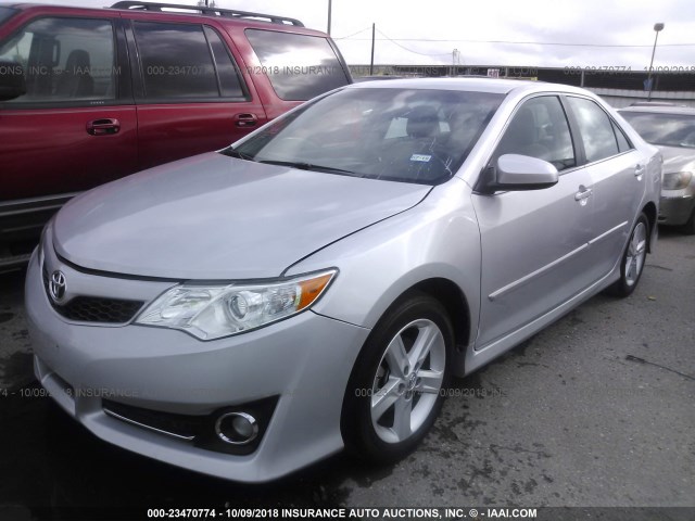 4T1BF1FK0EU433576 - 2014 TOYOTA CAMRY L/SE/LE/XLE ვერცხლისფერი ფოტო 2