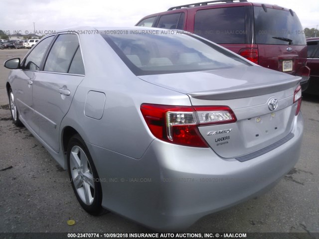 4T1BF1FK0EU433576 - 2014 TOYOTA CAMRY L/SE/LE/XLE ვერცხლისფერი ფოტო 3