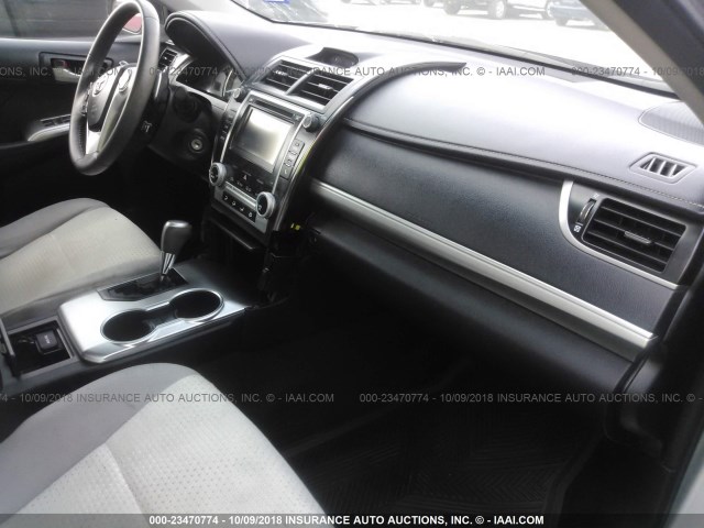 4T1BF1FK0EU433576 - 2014 TOYOTA CAMRY L/SE/LE/XLE ვერცხლისფერი ფოტო 5