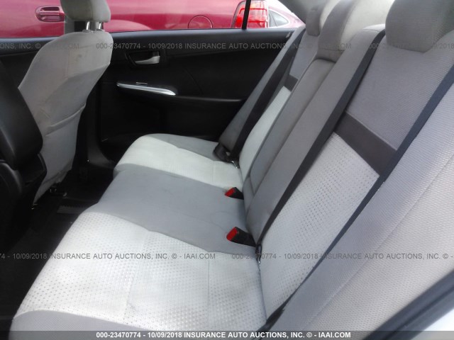 4T1BF1FK0EU433576 - 2014 TOYOTA CAMRY L/SE/LE/XLE ვერცხლისფერი ფოტო 8