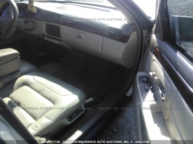 1G6KD54Y2WU710578 - 1998 CADILLAC DEVILLE WHITE photo 5