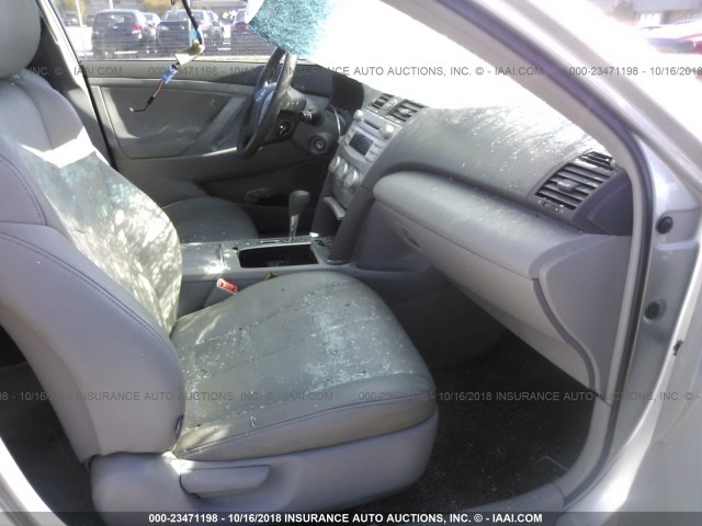 4T1BF3EK3BU133314 - 2011 TOYOTA CAMRY SE/LE/XLE 银色 照片 5