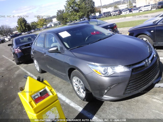4T1BF1FK8HU659966 - 2017 TOYOTA CAMRY LE/XLE/SE/XSE GRAY photo 1