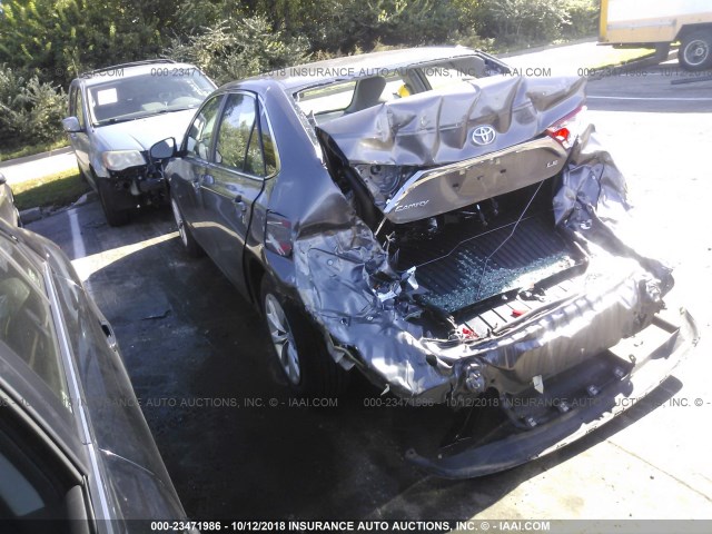 4T1BF1FK8HU659966 - 2017 TOYOTA CAMRY LE/XLE/SE/XSE GRAY photo 3