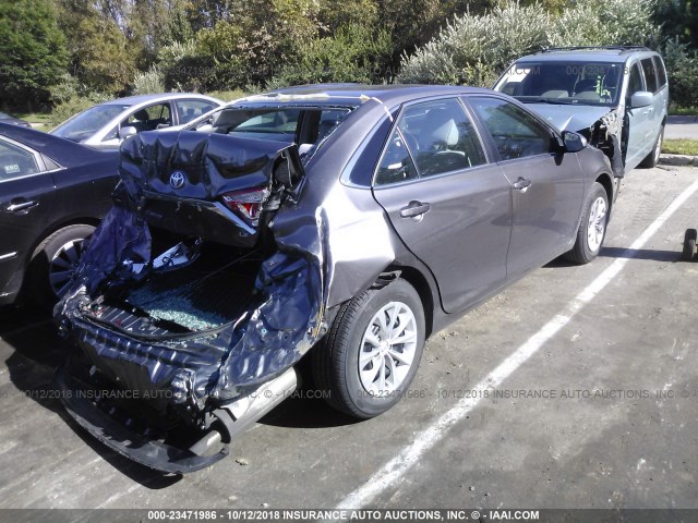 4T1BF1FK8HU659966 - 2017 TOYOTA CAMRY LE/XLE/SE/XSE GRAY photo 4