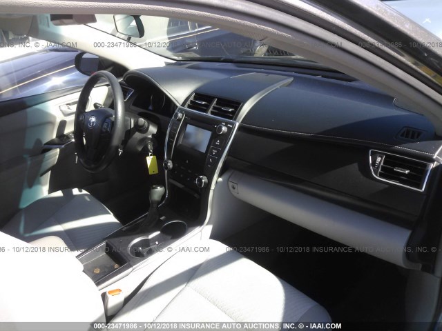 4T1BF1FK8HU659966 - 2017 TOYOTA CAMRY LE/XLE/SE/XSE GRAY photo 5