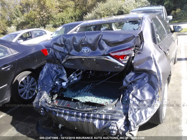 4T1BF1FK8HU659966 - 2017 TOYOTA CAMRY LE/XLE/SE/XSE GRAY photo 6