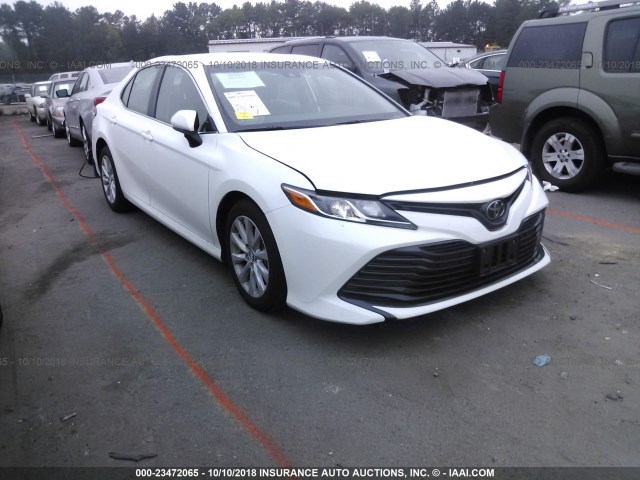 4T1B11HK0JU093156 - 2018 TOYOTA CAMRY L/LE/XLE/SE/XSE WHITE photo 1