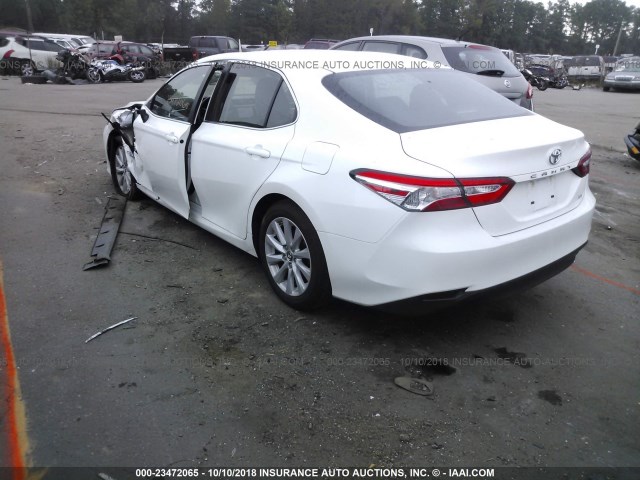 4T1B11HK0JU093156 - 2018 TOYOTA CAMRY L/LE/XLE/SE/XSE WHITE photo 3