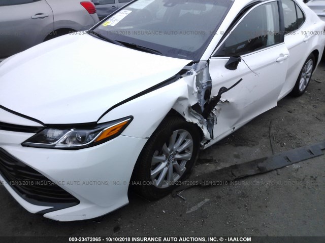 4T1B11HK0JU093156 - 2018 TOYOTA CAMRY L/LE/XLE/SE/XSE WHITE photo 6