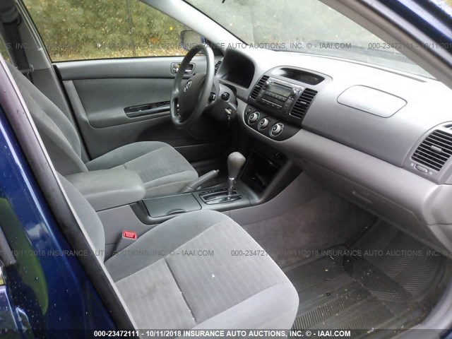 4T1BE32K75U031526 - 2005 TOYOTA CAMRY LE/XLE/SE BLUE photo 5