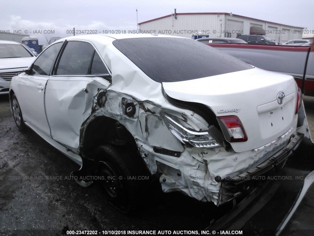 4T1BF3EK3BU581858 - 2011 TOYOTA CAMRY SE/LE/XLE WHITE photo 3