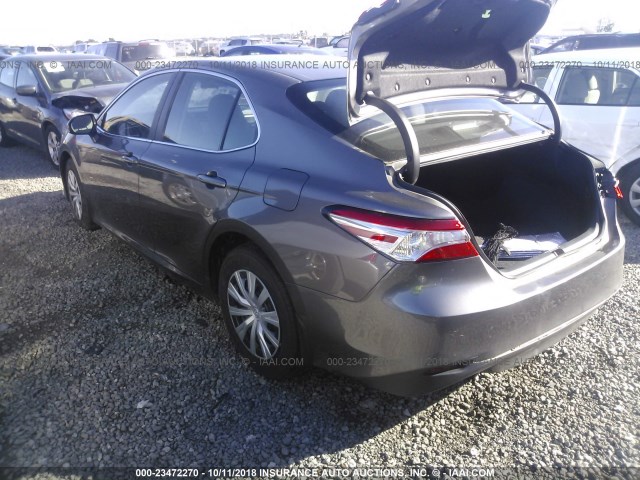 4T1B11HK4JU056241 - 2018 TOYOTA CAMRY L/LE/XLE/SE/XSE GRAY photo 3