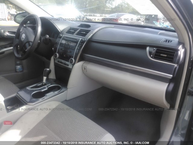 4T1BD1FK1CU045517 - 2012 TOYOTA CAMRY HYBRID/LE/XLE 灰色 照片 5