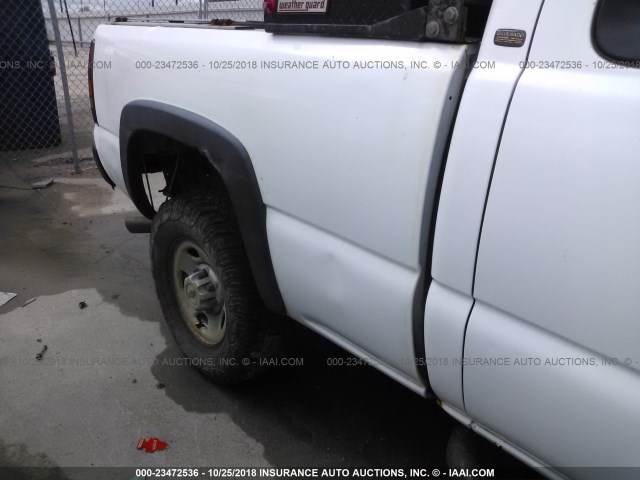 1GCHC29U32E188403 - 2002 CHEVROLET SILVERADO C2500 HEAVY DUTY WHITE photo 6