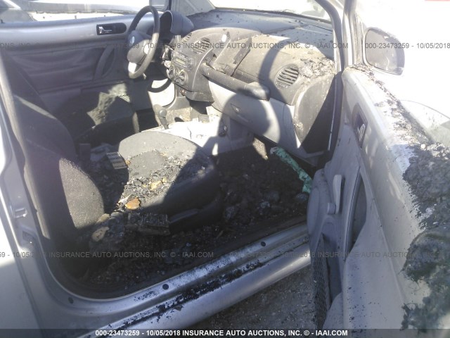 3VWBS21C81M418549 - 2001 VOLKSWAGEN NEW BEETLE GL 银色 照片 5