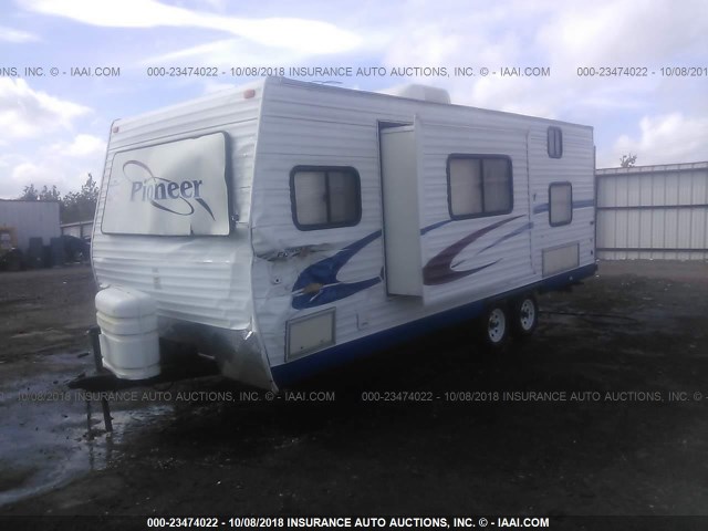 1EB1T212756010390 - 2005 FLEETWOOD PIONEER  WHITE photo 2