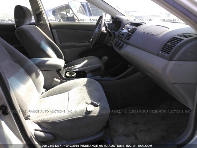 JTDBE32K730230035 - 2003 TOYOTA CAMRY LE/XLE Күміс фото 5