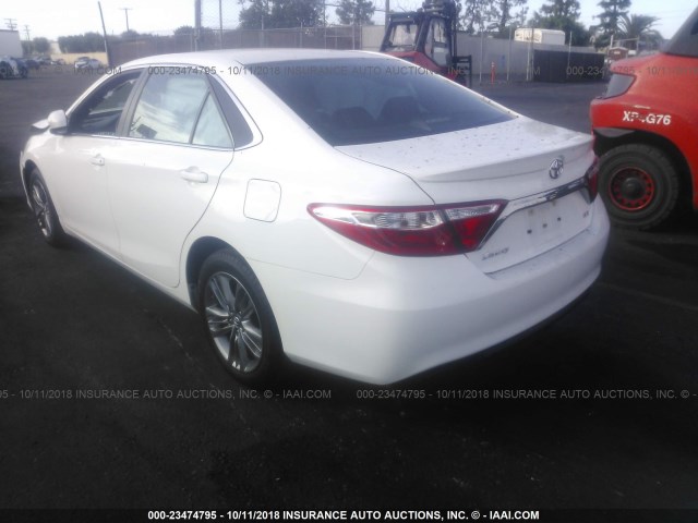 4T1BF1FK7GU251845 - 2016 TOYOTA CAMRY LE/XLE/SE/XSE WHITE photo 3
