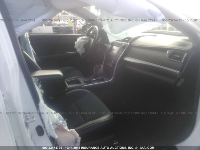 4T1BF1FK7GU251845 - 2016 TOYOTA CAMRY LE/XLE/SE/XSE WHITE photo 5